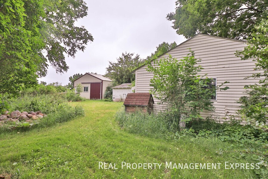 Building Photo - 3 Bedroom Acreage in Southeast Sioux Falls