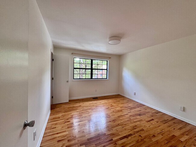 Primary Photo - Beautiful renovated townhouse in a great C...