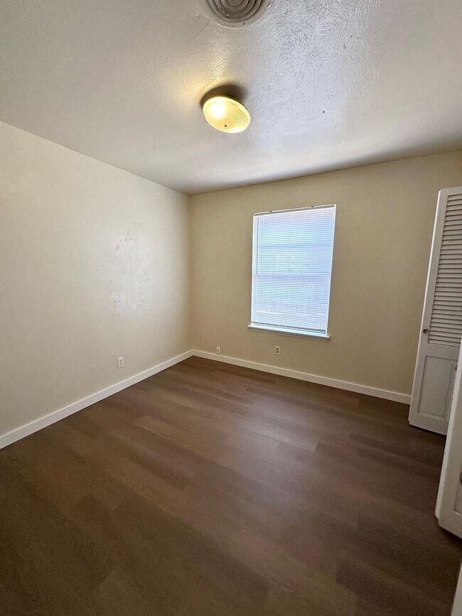 Building Photo - 3 Bed 2 Bath Ready To Rent ASAP!