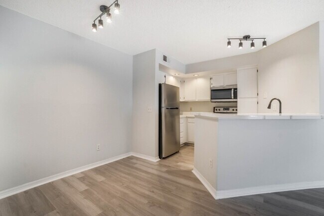 Building Photo - Charming 1-Bedroom Condo Retreat in Orlando - Conveniently Located!