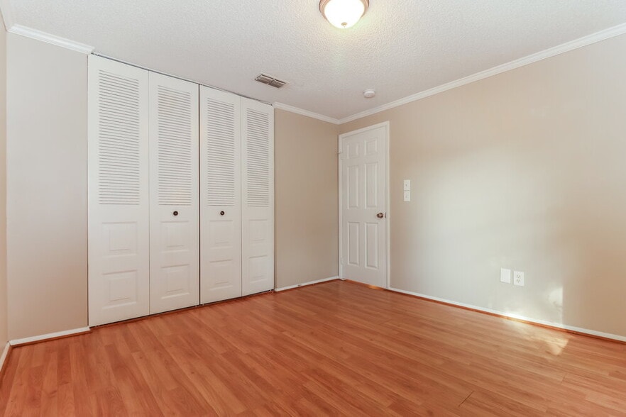 Building Photo - 7801 Glencoe Dr