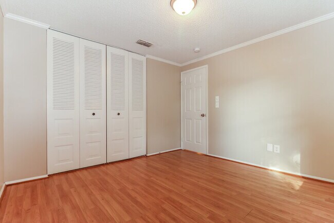 Building Photo - 7801 Glencoe Dr
