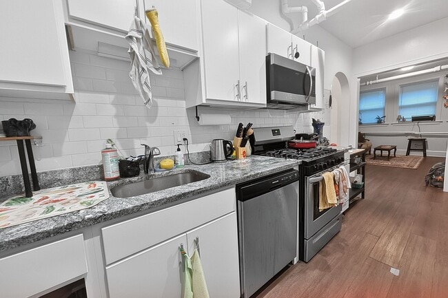 Building Photo - Newly Renovated 1 BR in Loyola on Lovely Quiet Block