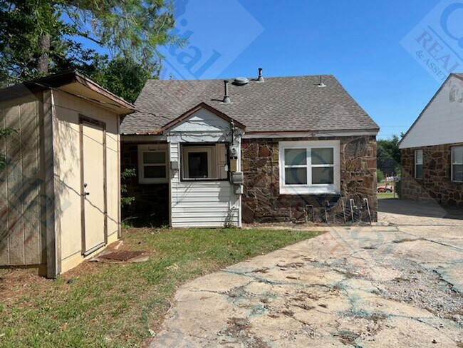 Building Photo - Charming 2 Bedroom