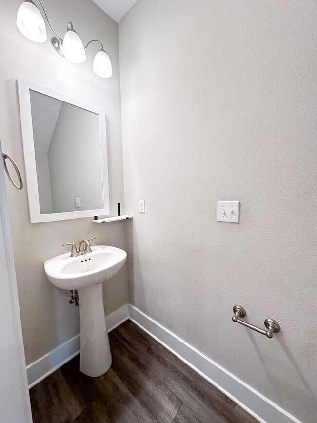 Building Photo - Centrally located townhome in The Verandas