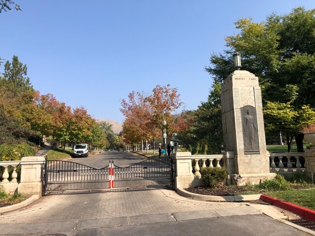 Building Photo - 214 N Canyon Rd