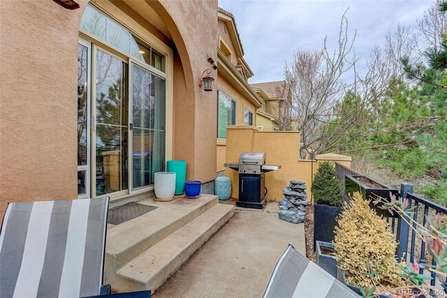 Building Photo - Renovated 2-bed 2.5 bath bright and open townhome located in the heart of Lone Tree!