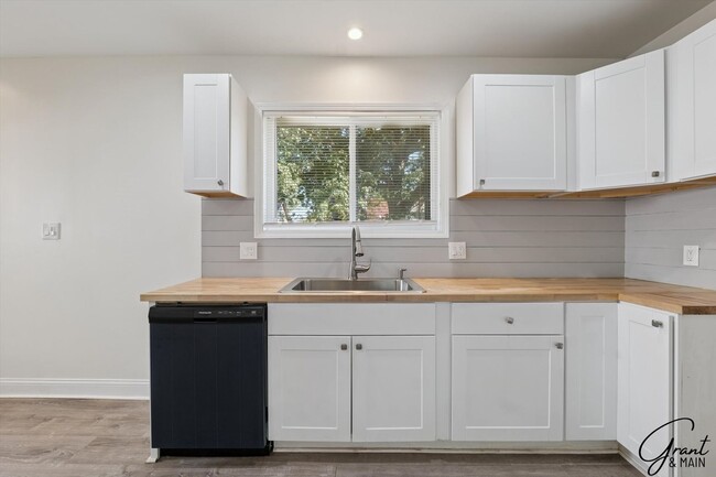 Building Photo - $1300 - Renovated 3 Bedroom