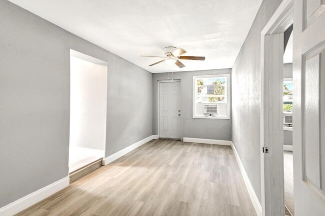 Building Photo - 448 Roseland Dr