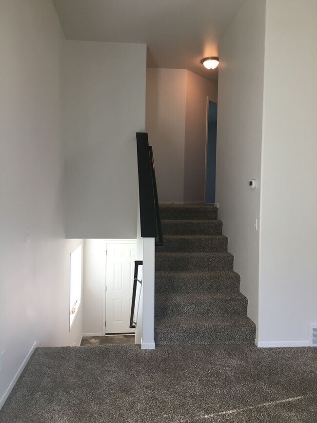 Building Photo - 3 Bed 3 Bath Single Family Home