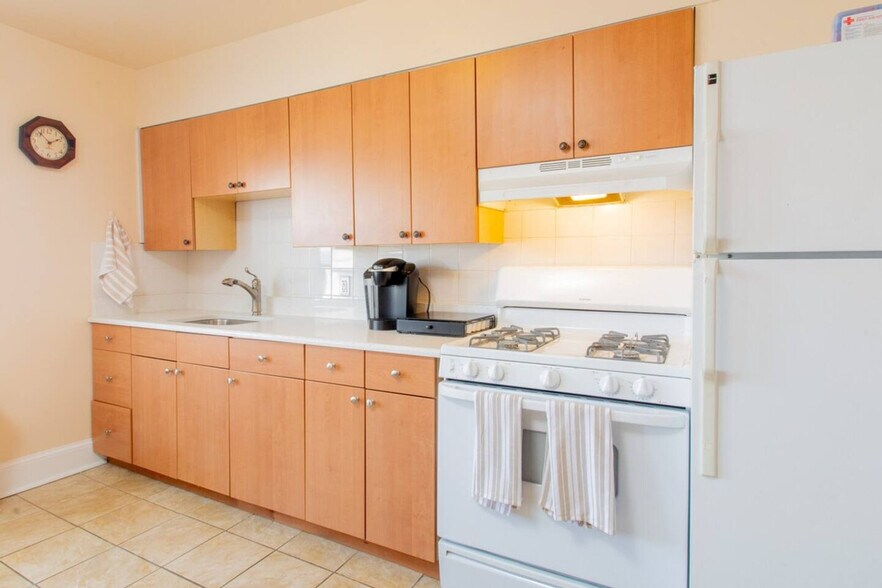 Building Photo - 658 Lancaster Ave