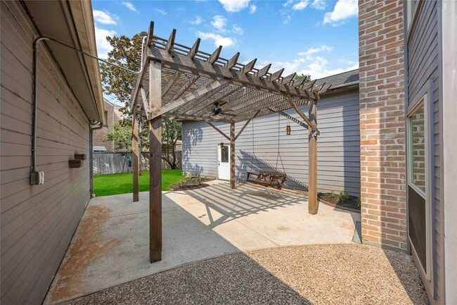 Building Photo - 11930 Carriage Hill Dr