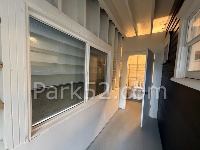 Building Photo - 1406 S 6th Ave