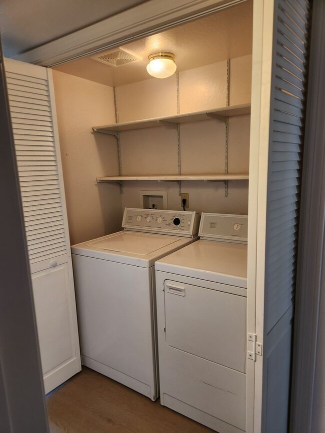 Building Photo - 204 E Jura Cir