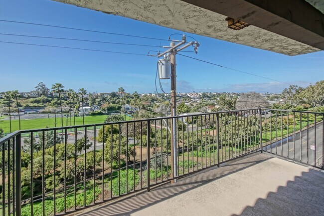 Building Photo - Recently Updated, Top-Floor 2BR2BA Condo in Apple Tree Community w/ Pool, Overlooking Greenbelt/H...