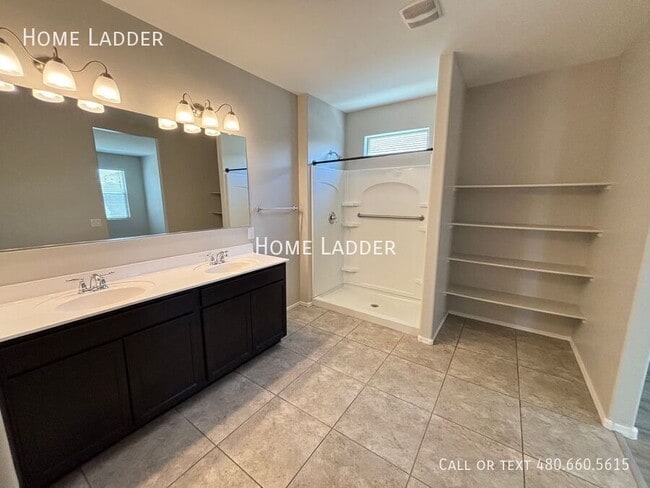 Building Photo - 10453 E Cliffrose Ln