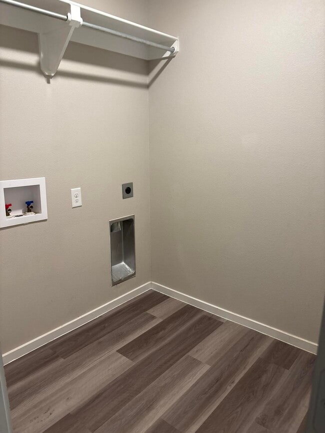 Building Photo - 13809 Paris