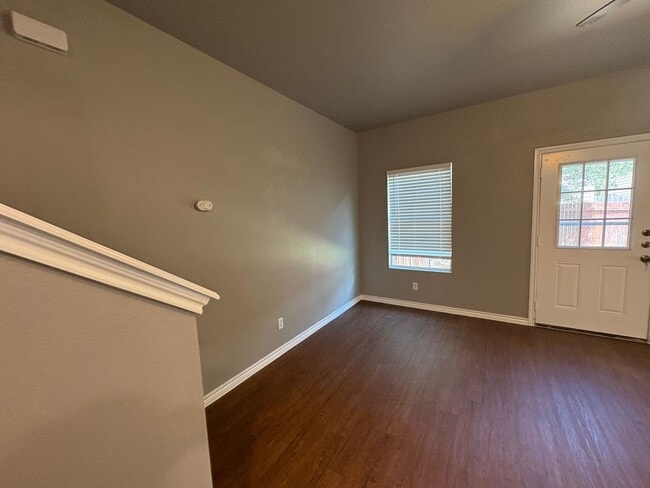 Building Photo - Newly Renovated Town-home