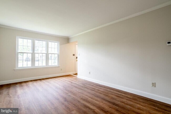 Building Photo - 10 Honey Locust Ln