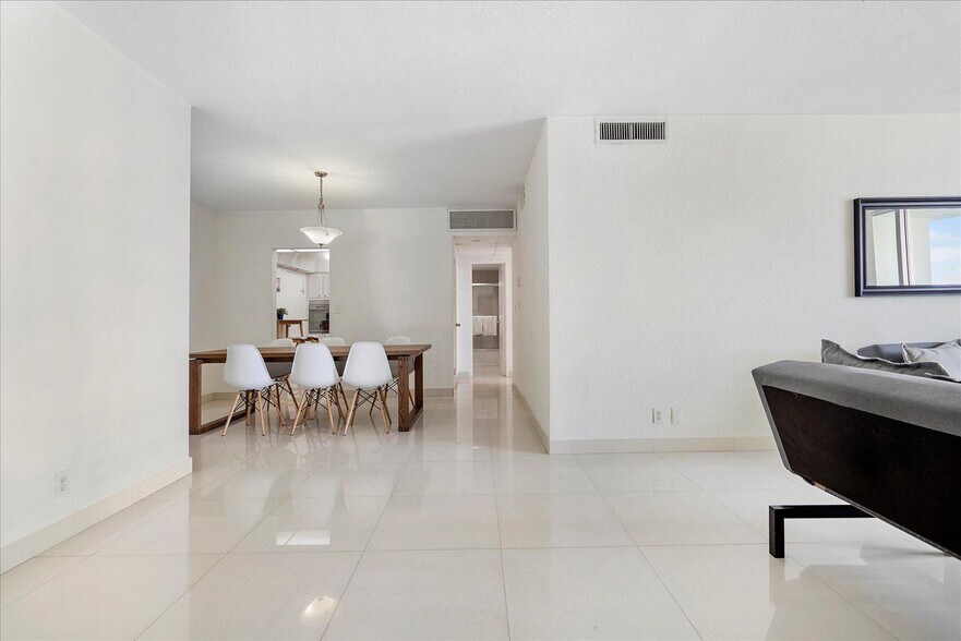 Building Photo - 3801 S Ocean Dr