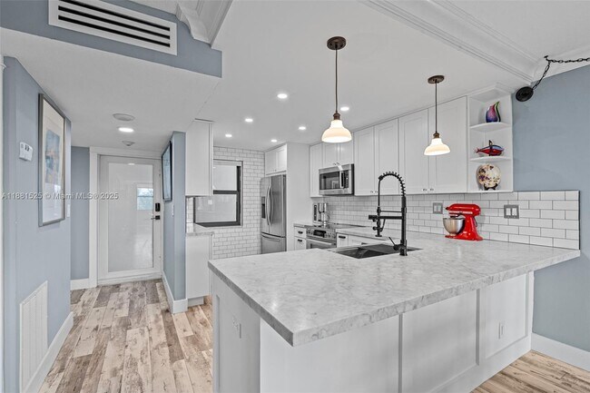 Primary Photo - 1401 N Riverside Dr