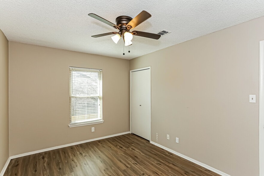 Building Photo - 511 Rosewood Ln