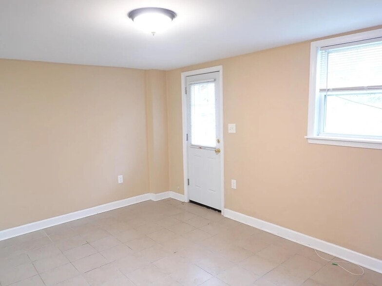 Building Photo - 910 Kennebec Ave