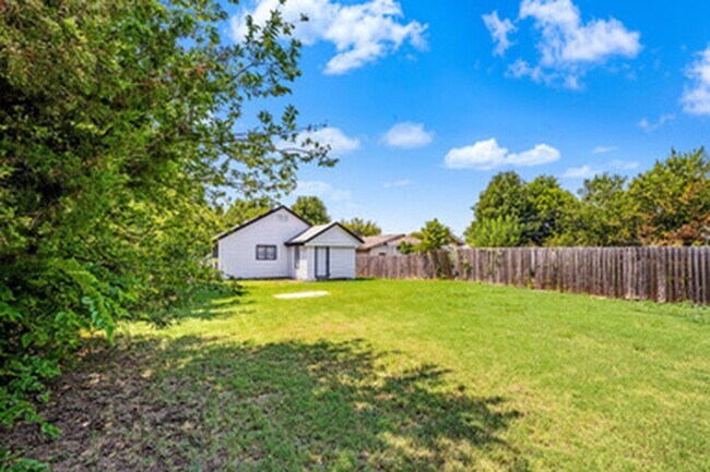 Building Photo - Newly Renovated 3/1 for Only 900 Per Month