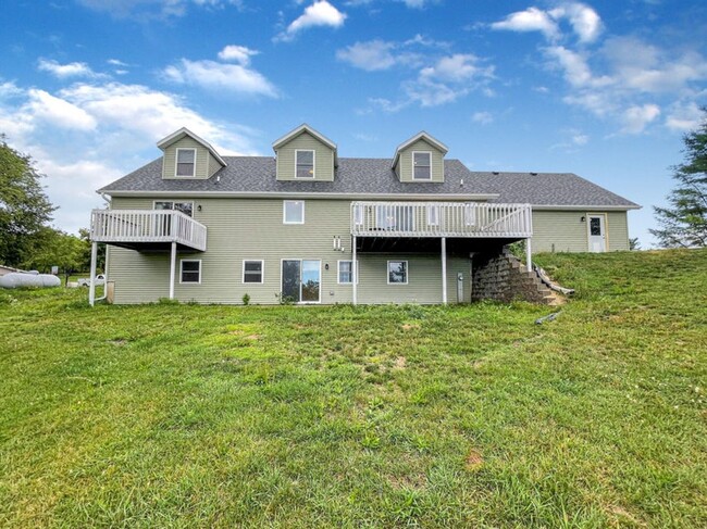 Building Photo - 4 Bedroom 3.5 bath Home outside of Viola A...