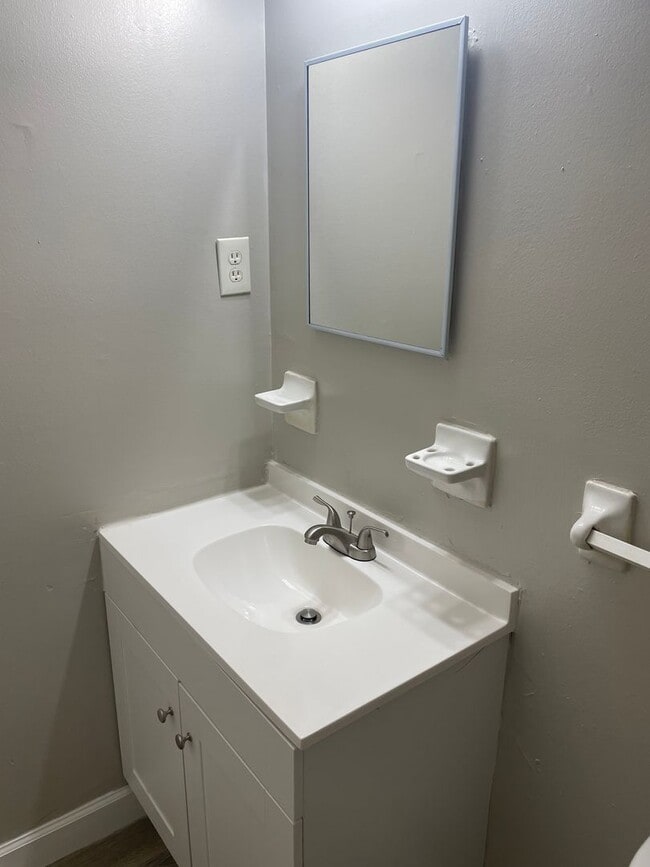 Building Photo - Remodeled 3 bedroom 2 bath