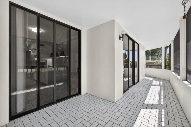 Building Photo - 4770 Fountains Dr S