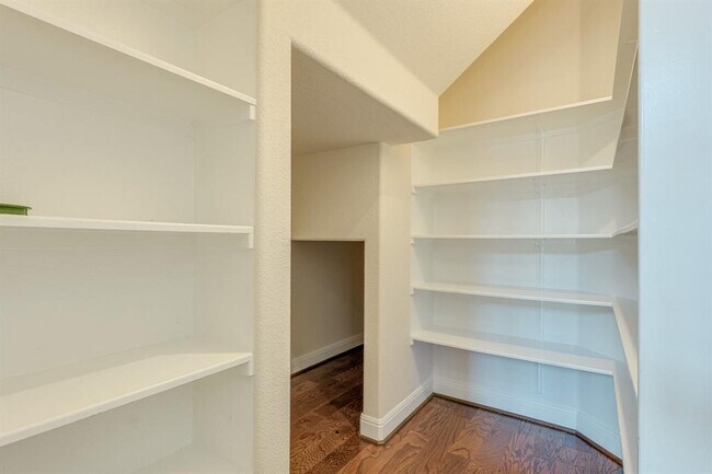Building Photo - 4233 Privacy Hedge St