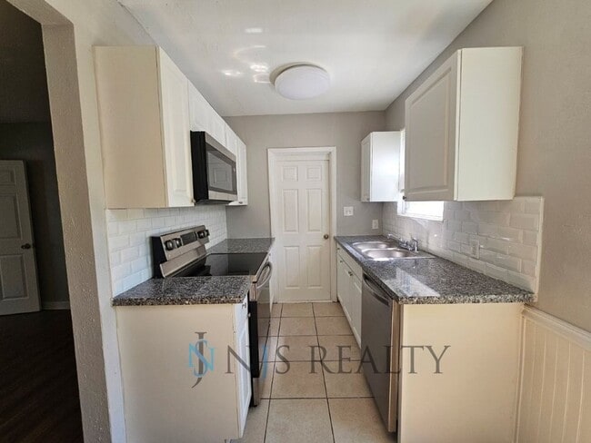 Building Photo - REDUCED $200!!  Cute 3/1 with updated kitchen & bath, enclosed front lanai & one car garage!!
