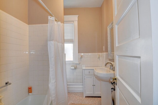 Building Photo - Beautiful Older home renovated for todays ...