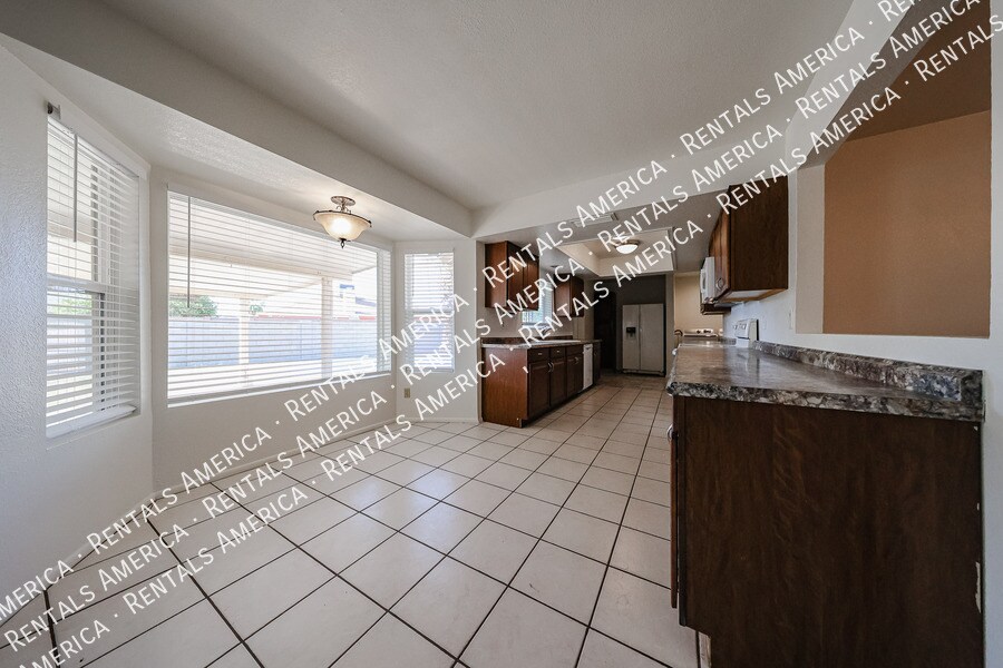 Building Photo - 710 W Alamo Dr