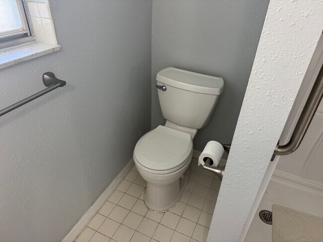 Building Photo - 2Br/1Ba With Golden Beach Access