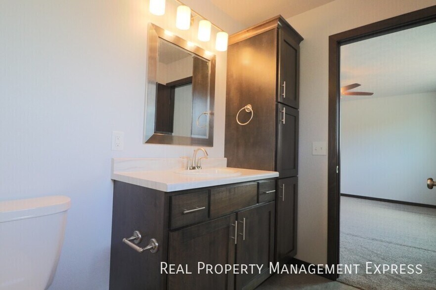 Building Photo - Amazing 4 Bedroom 3.5 Bathroom Townhome in Sioux Falls