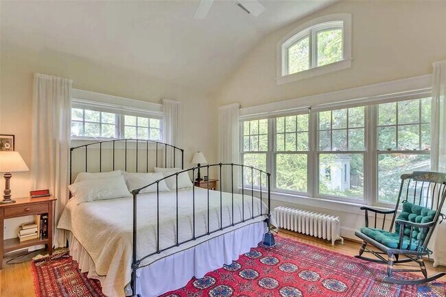 Building Photo - Charming & Pet-Friendly Downtown Gem