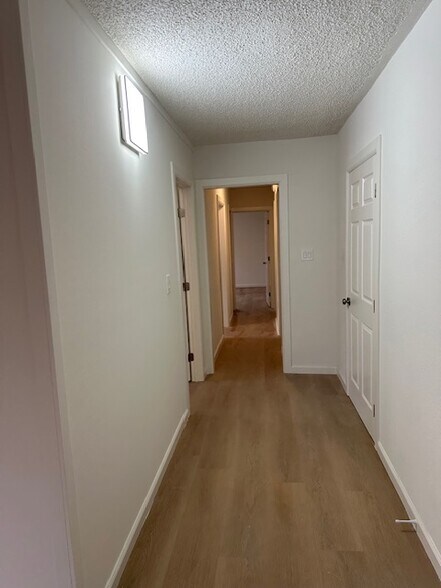 Building Photo - 637 W 41st St