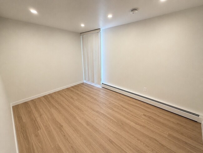 Building Photo - 5557 S Harper Ave