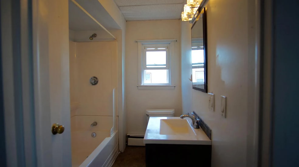 Building Photo - 48 America St