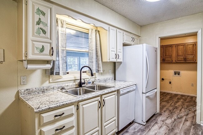 Building Photo - Central Hot Springs Village/Home/Unfurnished