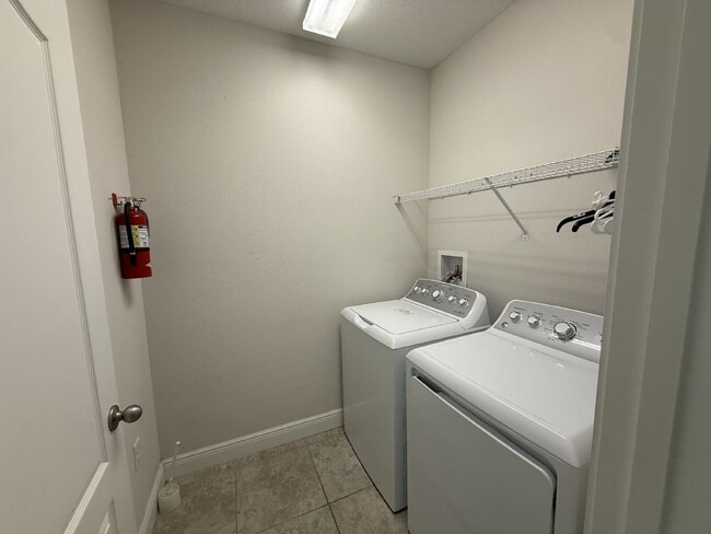 Building Photo - Charming 2-Bed, 2-Bath Townhouse Retreat on Kenny Boulevard, Haines City!