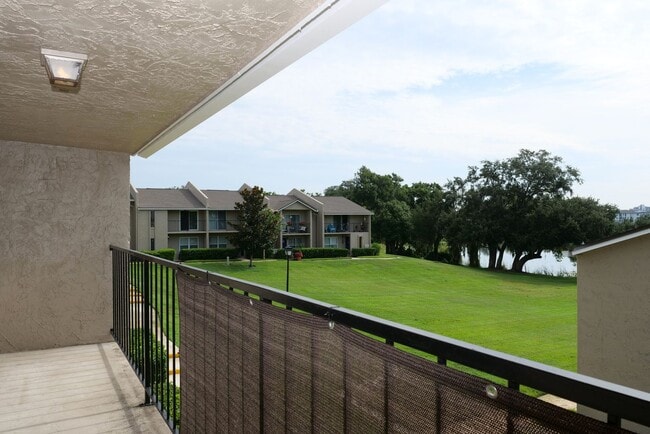 Building Photo - Desirable Maitland townhome