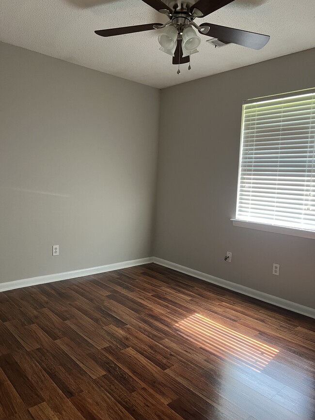 Building Photo - 491 Elm St
