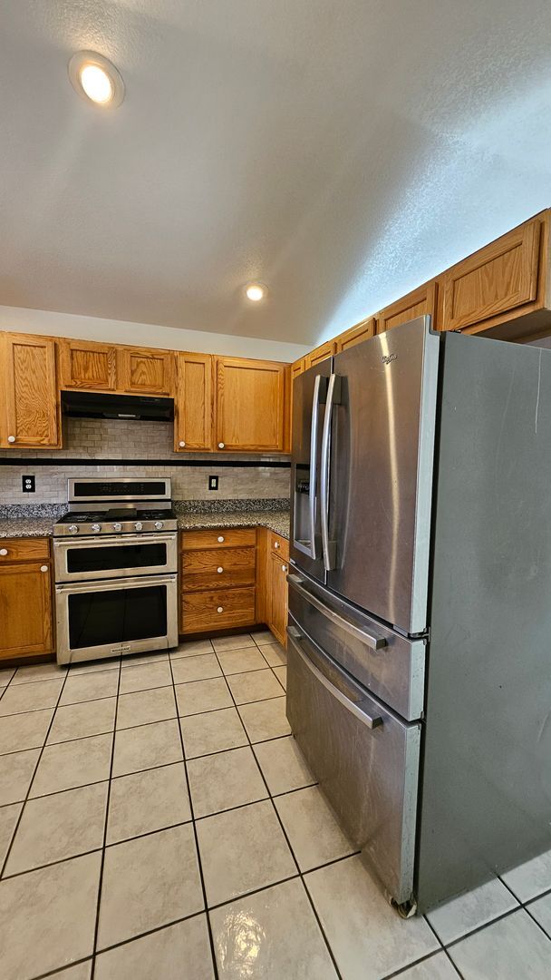 Building Photo - 3 bed 2 bath