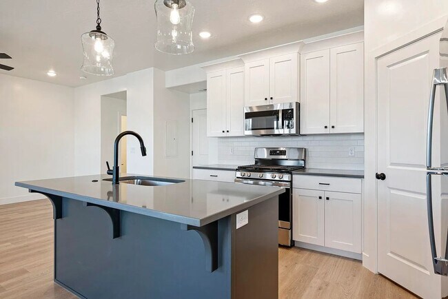 Building Photo - Charming Cedar City 3 Bedroom Townhome!