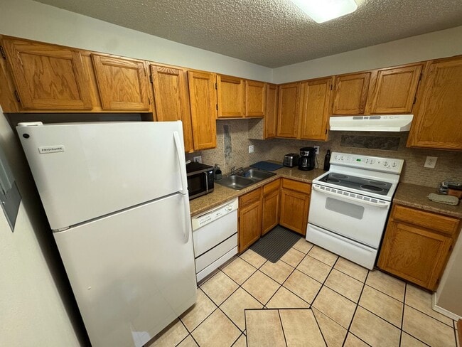 Building Photo - Centrally Located 2 Bed 1 Bath Condo in Co...