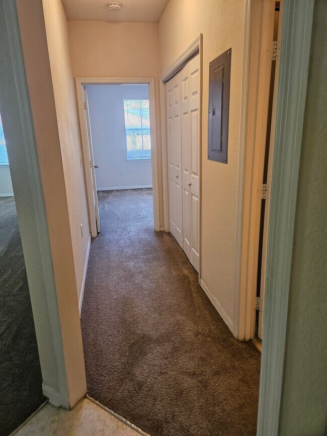 Building Photo - Beautiful First Floor, 1 Bedroom, 1 Bath, corner unit for rent in the Enclave of New Tampa
