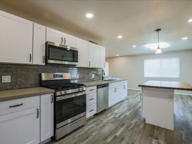 Building Photo - Spacious 4 Bedroom 2 Bathroom home with Private Pool & Arizona Room!